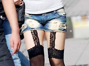 【ガーターベルト街撮り盗撮エロ画像】街中で見かけたら思わずお礼を言ってしまうほど下半身がドエロい素人ww