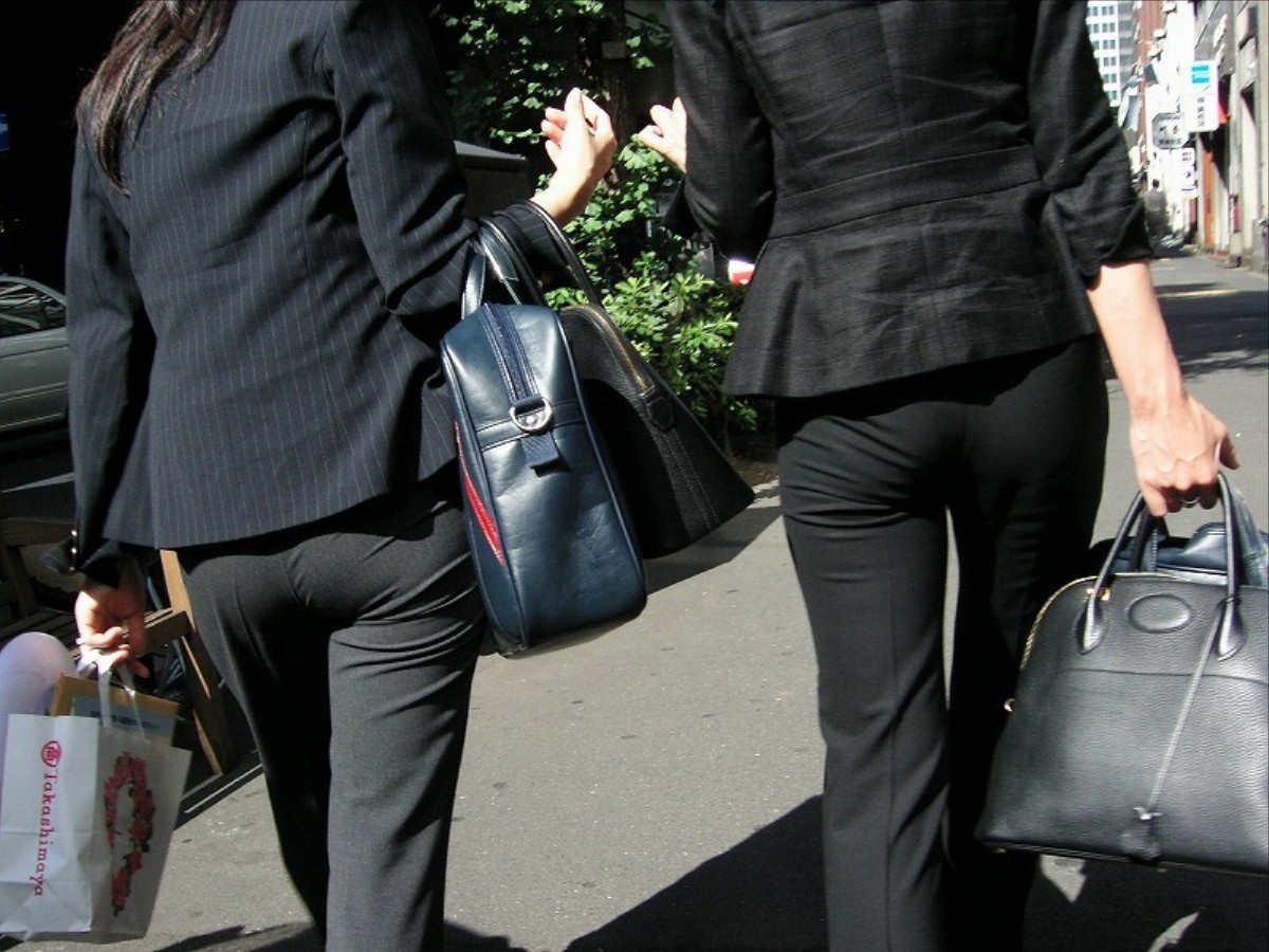 黒パンツ_ヒップライン_街撮り_盗撮_エロ画像08