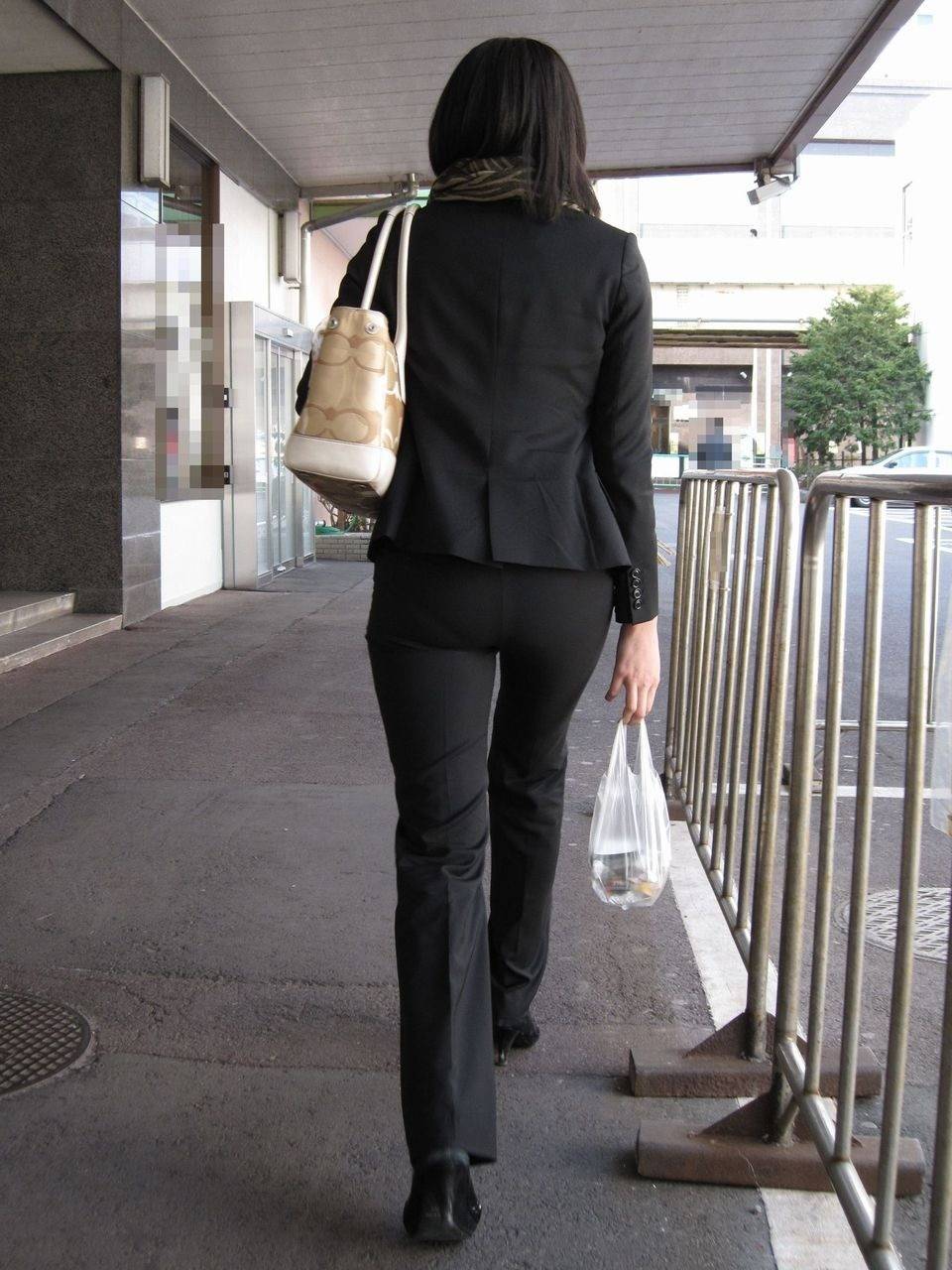 黒パンツ_ヒップライン_街撮り_盗撮_エロ画像11
