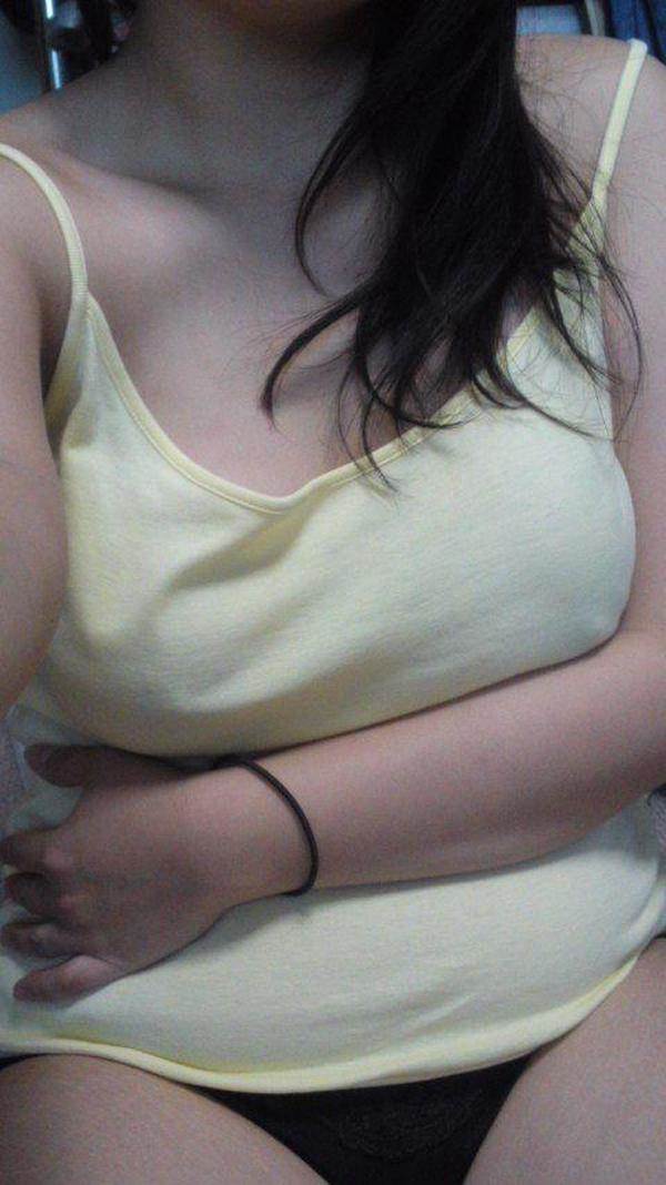 素人_ノーブラ_乳首ポッチ_自撮り_エロ画像07