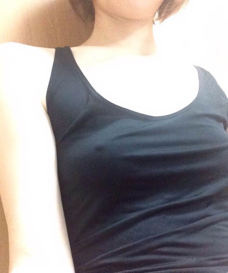 素人_ノーブラ_乳首ポッチ_自撮り_エロ画像05