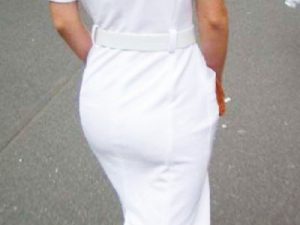 【ナース街撮り盗撮エロ画像】白衣姿で街中を歩く看護婦を背後から隠し撮り…パンティラインがうっすら浮かぶww