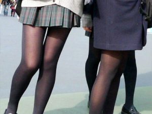 【JK街撮り盗撮エロ画像】肌がうっすら透けた黒タイツを履いたミニスカ女子校生たちの足を接写撮りｗｗ