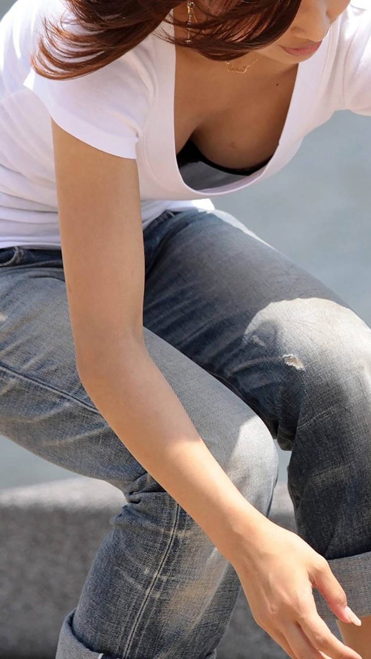 素人_巨乳_谷間_街撮り盗撮_エロ画像09