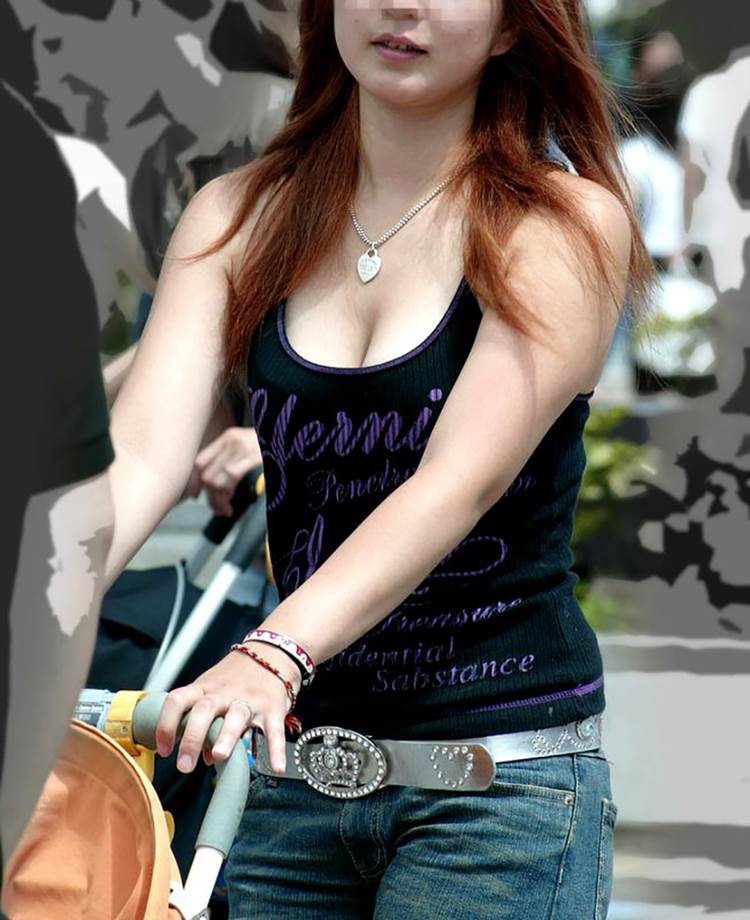 素人_巨乳_谷間_街撮り盗撮_エロ画像06