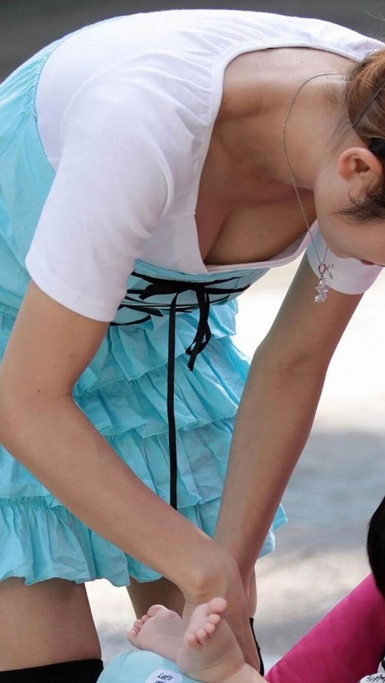 素人_巨乳_谷間_街撮り盗撮_エロ画像10