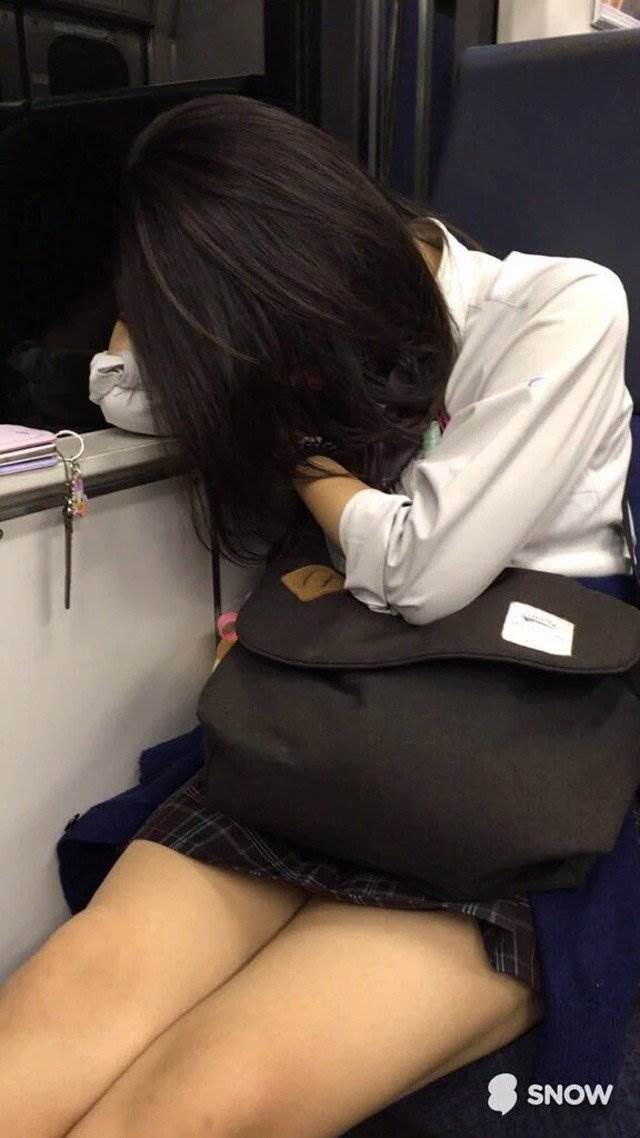 JK_居眠り_電車_盗撮_エロ画像04