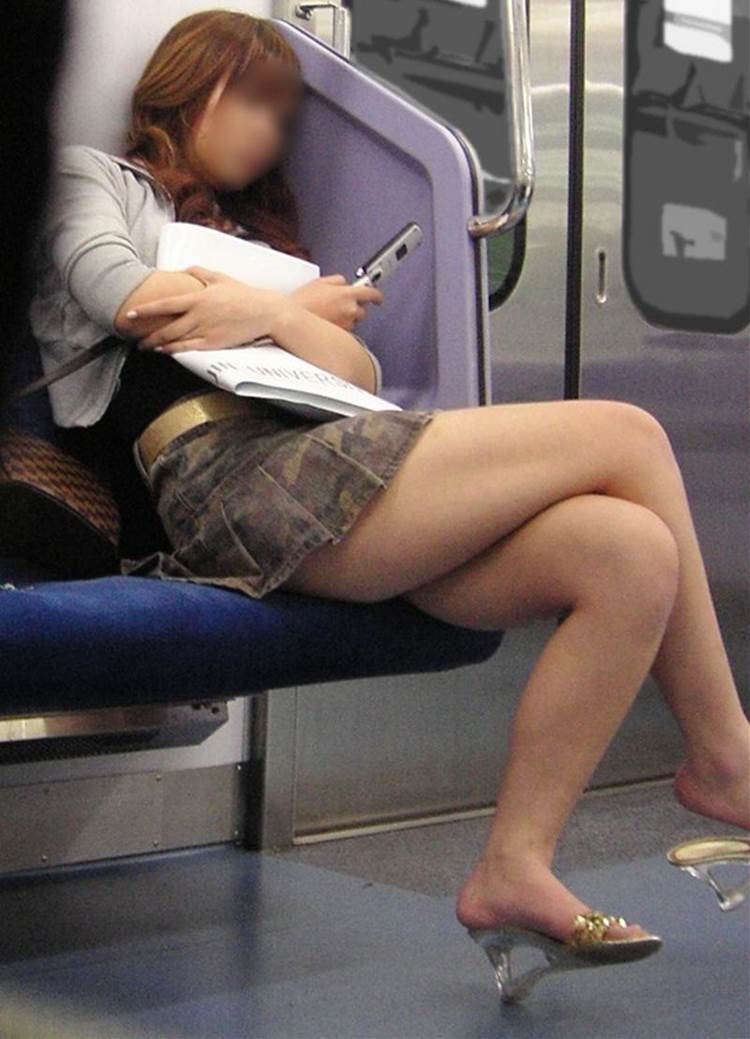 電車_足組み_生足_素人_盗撮_エロ画像12