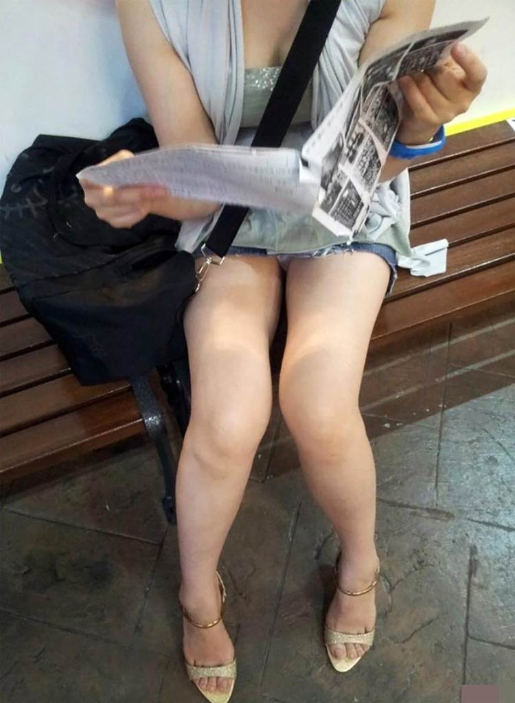 素人_太もも_街撮り_盗撮_エロ画像01