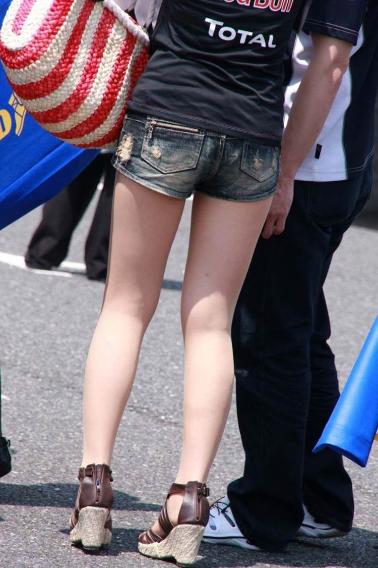 素人_太もも_街撮り_盗撮_エロ画像13