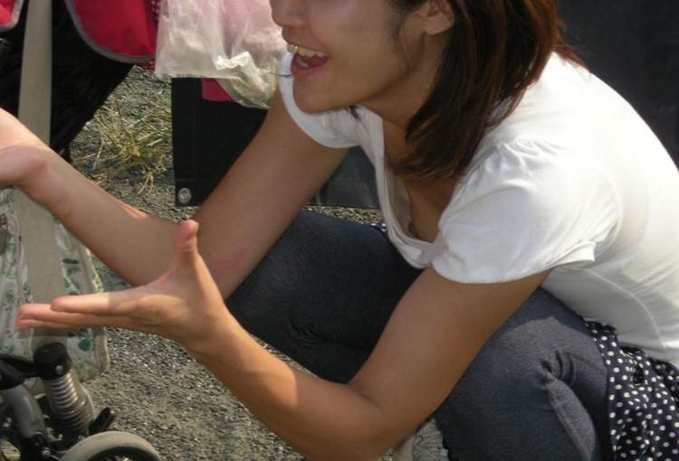 貧乳_胸チラ_乳首_盗撮_エロ画像01
