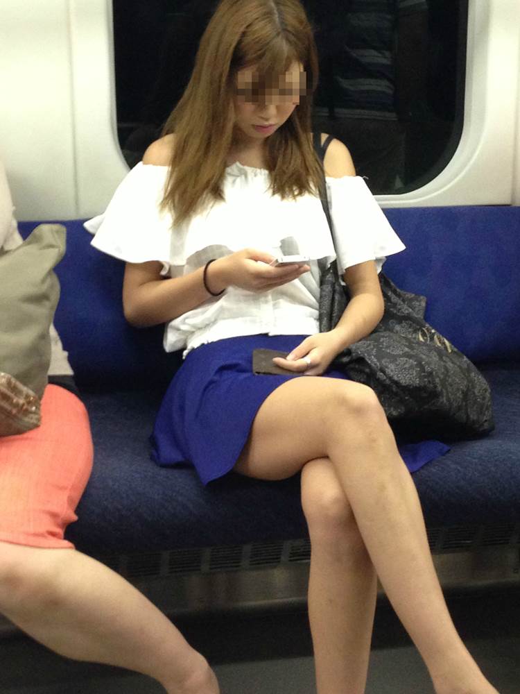 電車_生足_露出_盗撮_エロ画像03