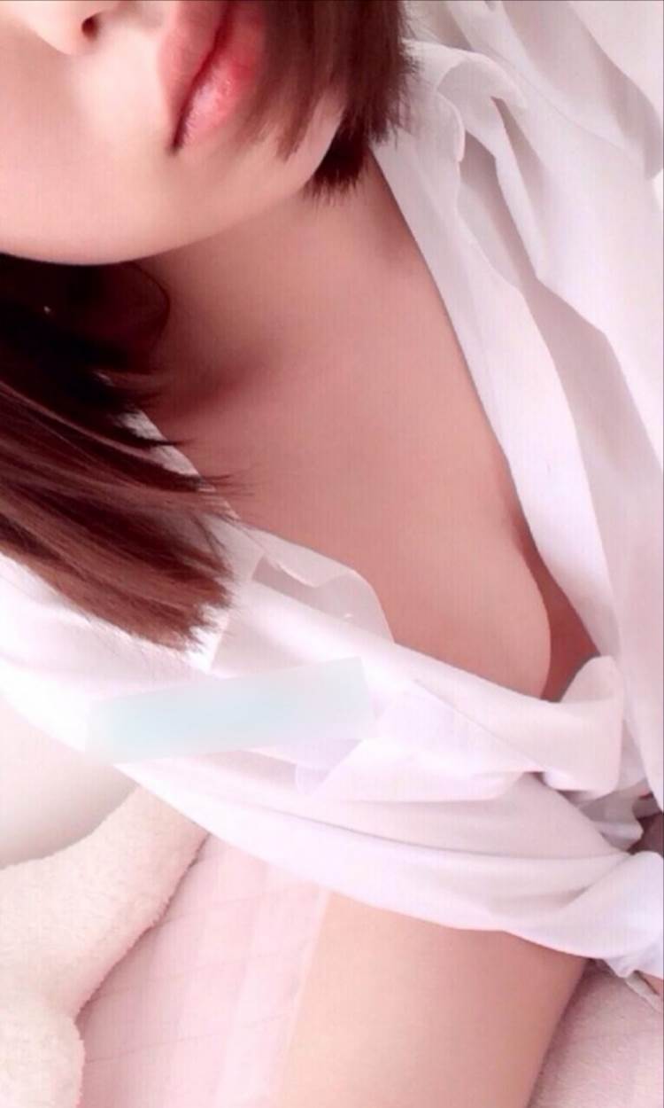 素人_Yシャツ_巨乳_自撮り_エロ画像11