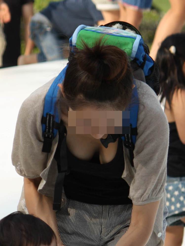 巨乳ママ_谷間_胸チラ盗撮_エロ画像04