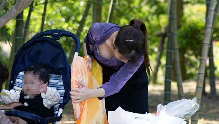 巨乳ママ_谷間_胸チラ盗撮_エロ画像06