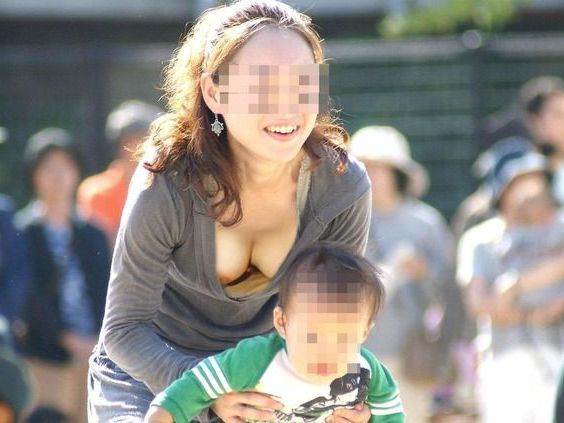 巨乳ママ_谷間_胸チラ盗撮_エロ画像07
