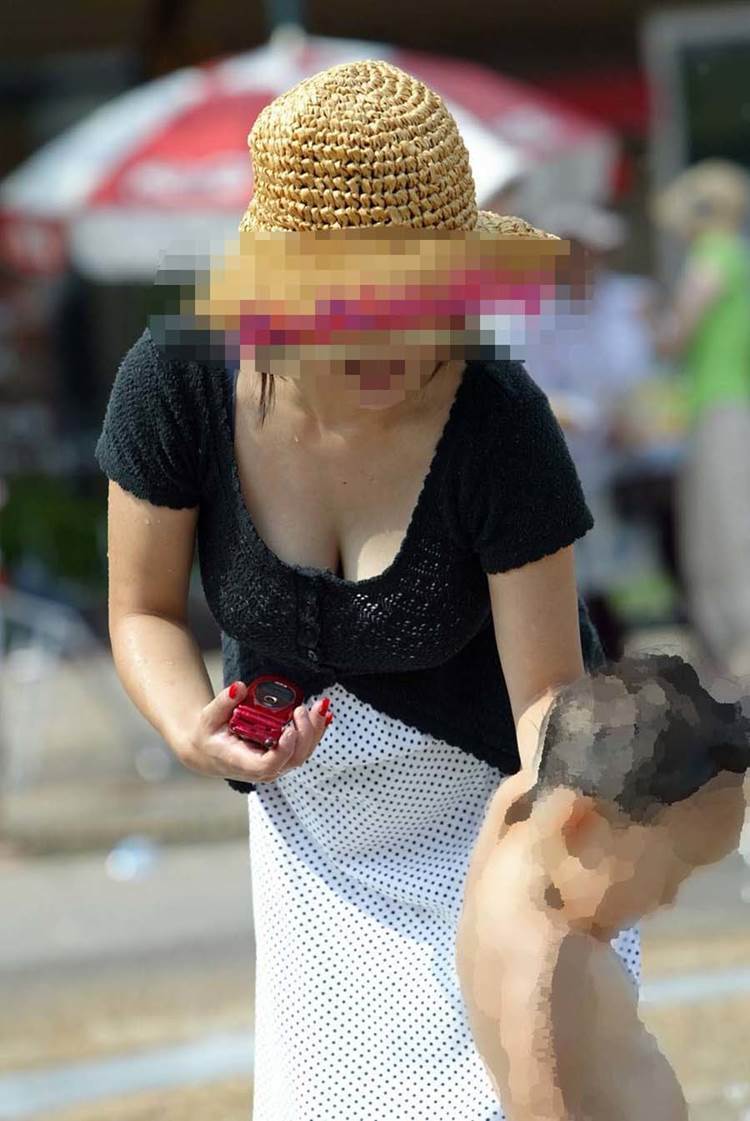 巨乳ママ_谷間_胸チラ盗撮_エロ画像14