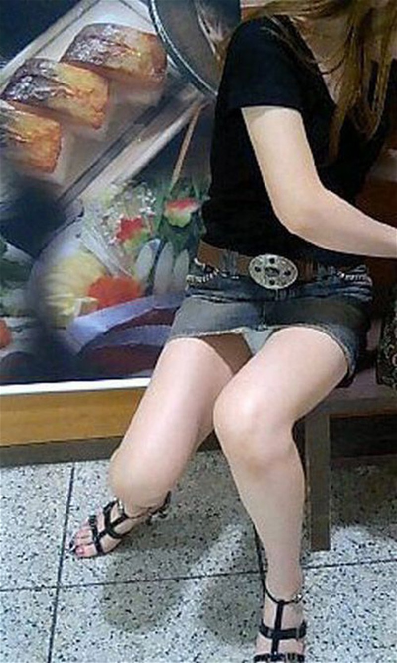 素人_デニムスカート_パンチラ_盗撮_エロ画像03