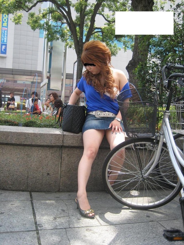 素人_デニムスカート_パンチラ_盗撮_エロ画像05