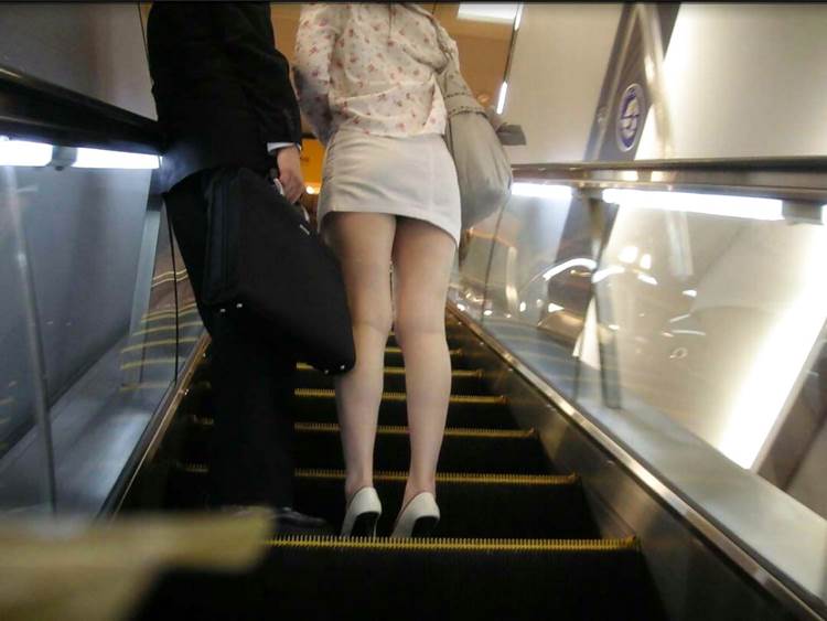 エスカレーター_ミニスカート_盗撮_エロ画像02