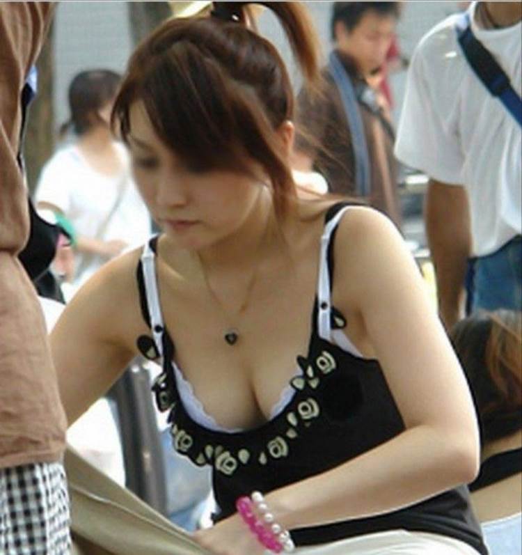 素人_キャミソール_谷間_盗撮_エロ画像01