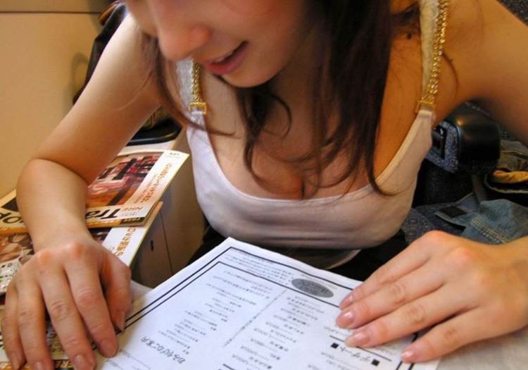 素人_キャミソール_谷間_盗撮_エロ画像20