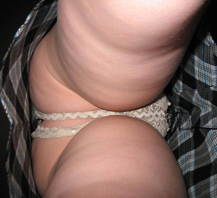 穴開き_パンチラ_逆さ撮り_盗撮_エロ画像10