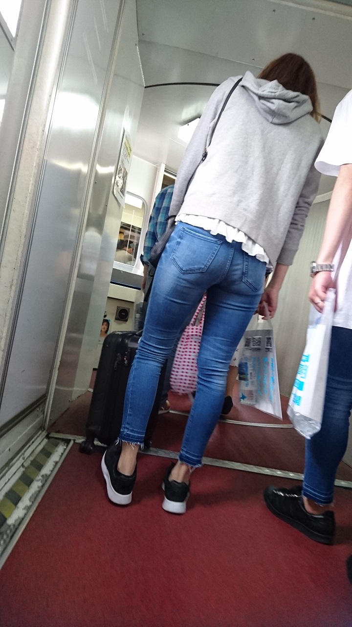 スキニージーンズ_素人_街撮り_盗撮_エロ画像02