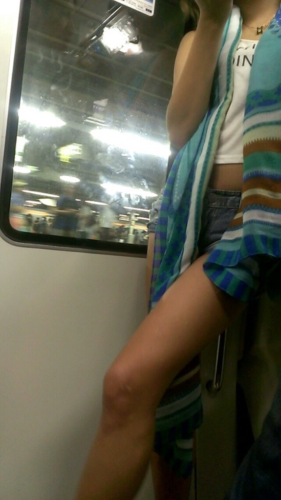 素人_デニムホットパンツ_電車_盗撮_エロ画像18