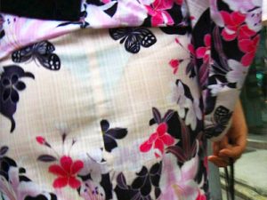 【浴衣透けパン盗撮エロ画像】夏祭りの風物詩…薄素材の華浴衣を着た素人ギャルたちを透けた下着を街撮りｗｗ