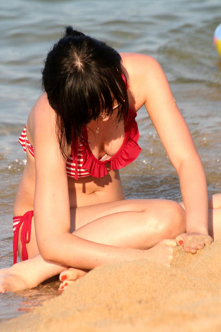 素人_ビキニ水着_胸チラ_谷間_盗撮_エロ画像15