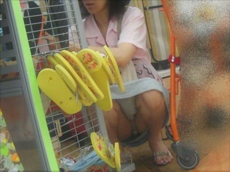 熟女_座りパンチラ_盗撮_エロ画像20