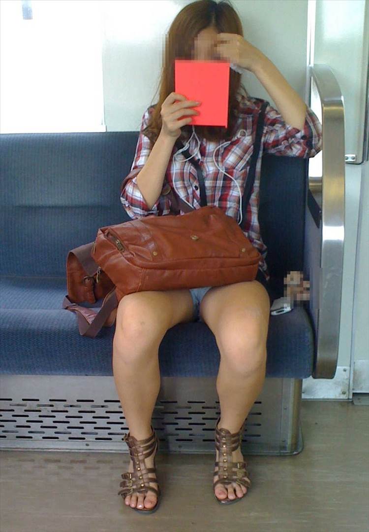 素人_電車_ホットパンツ_盗撮_エロ画像09