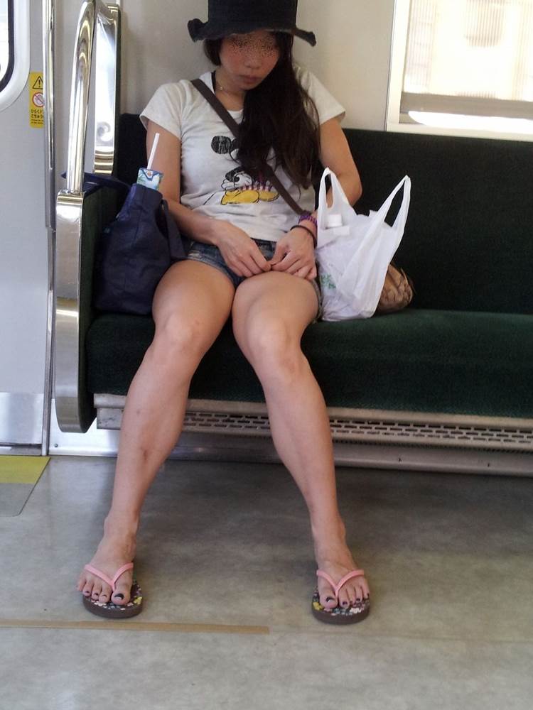 素人_電車_ホットパンツ_盗撮_エロ画像12