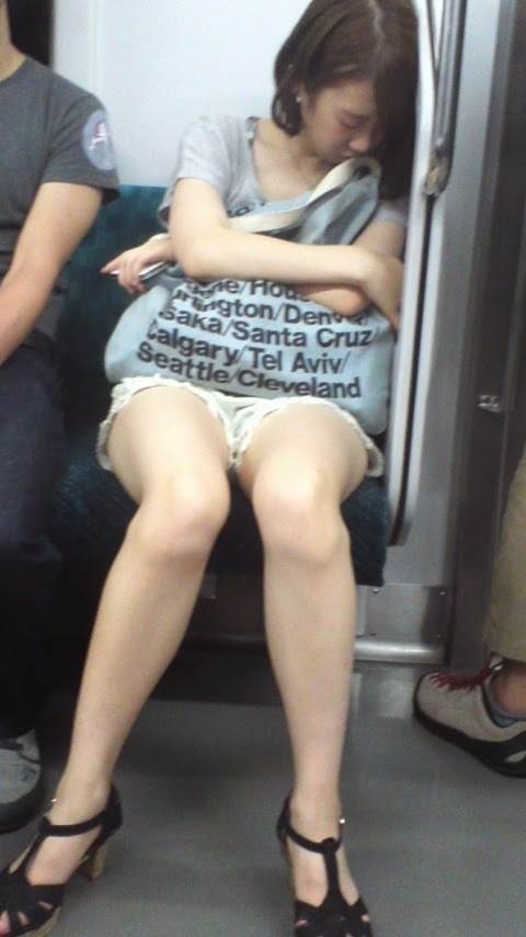 素人_電車_ホットパンツ_盗撮_エロ画像10