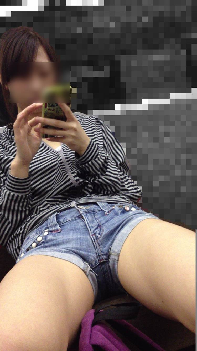 素人_電車_ホットパンツ_盗撮_エロ画像16