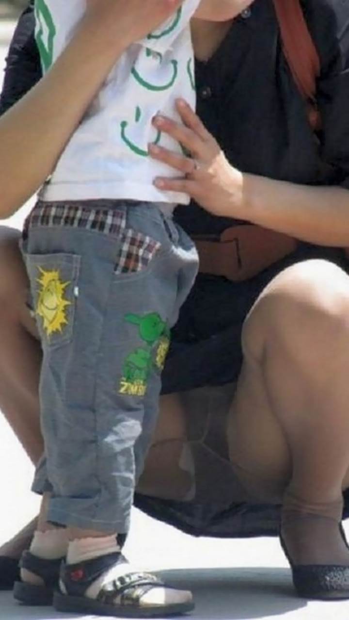 子連れママ_パンチラ_盗撮_エロ画像09