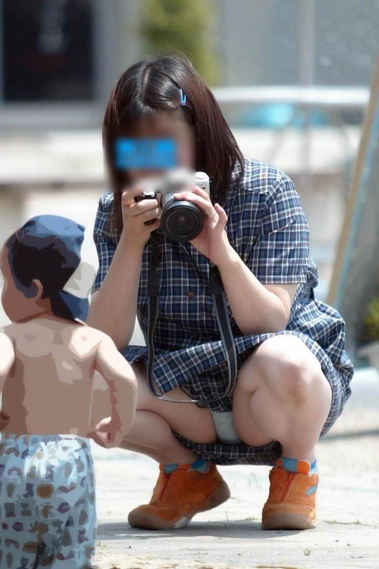 子連れママ_パンチラ_盗撮_エロ画像01