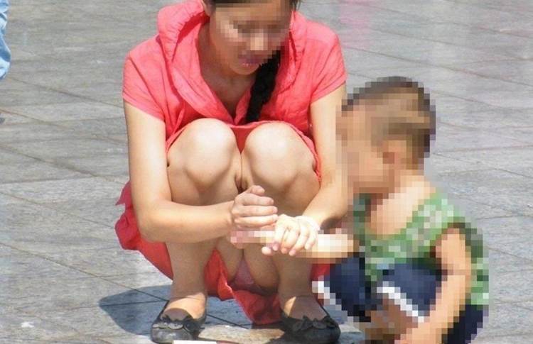 子連れママ_パンチラ_盗撮_エロ画像04