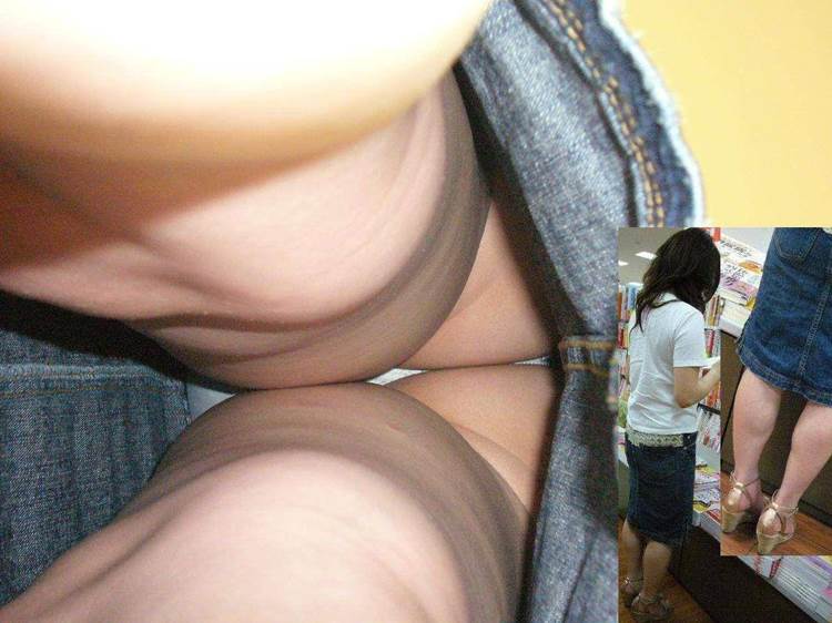 白Tバック_逆さ撮り_盗撮_エロ画像10