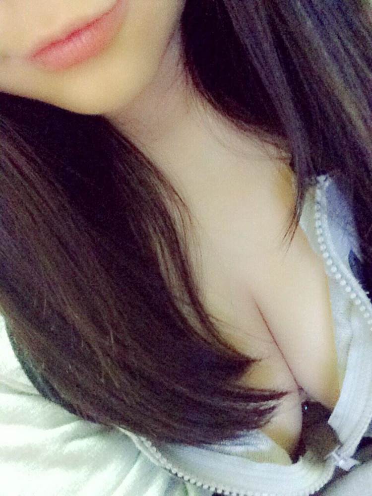 唇_谷間_素人_自撮り_エロ画像02