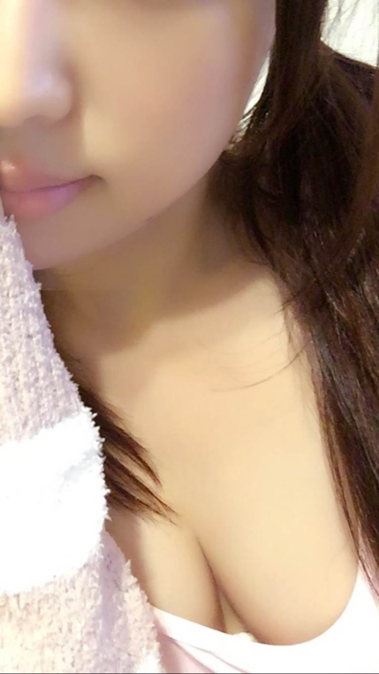 唇_谷間_素人_自撮り_エロ画像01