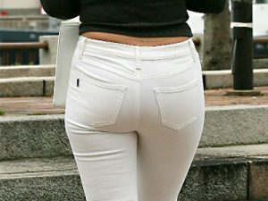 【白スキニー街撮り盗撮エロ画像】パンティラインが透けて下着の形が丸見えな素人女性を背後から隠し撮りww