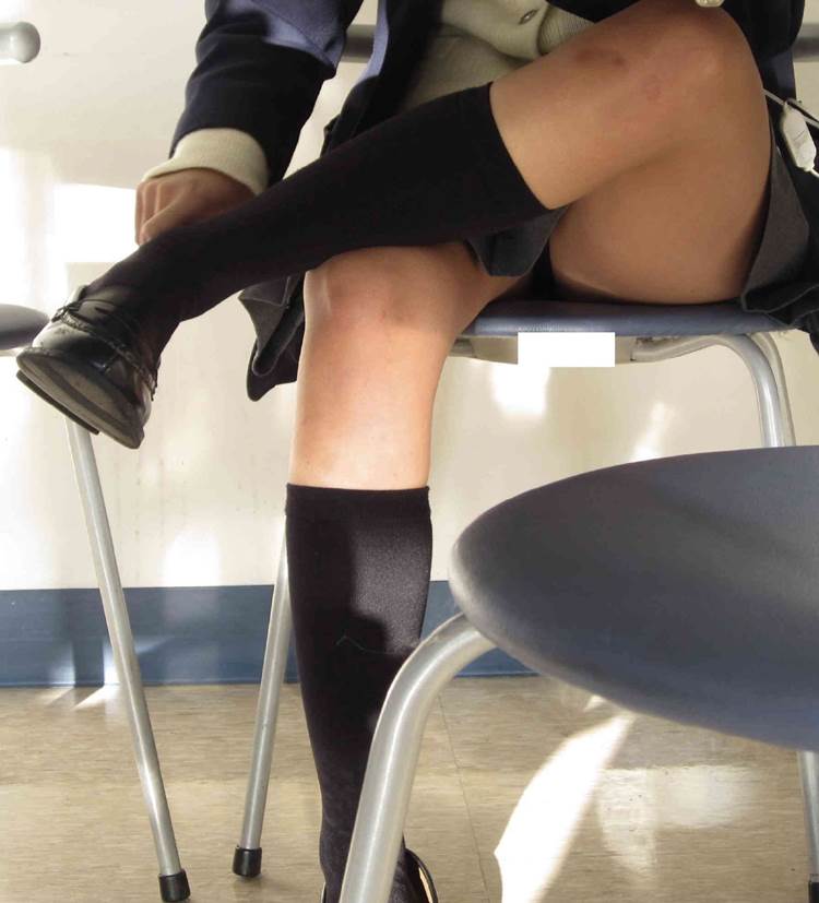 JK_教室_机の下_盗撮_エロ画像01