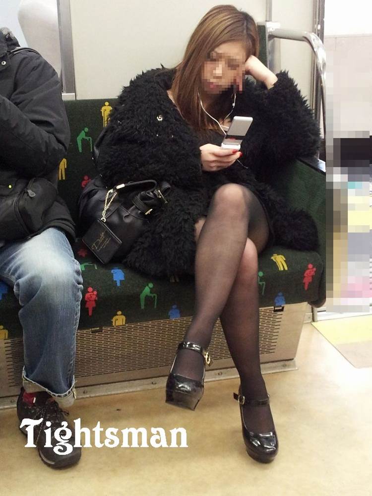 素人_黒パンスト_足組み_電車盗撮_エロ画像16