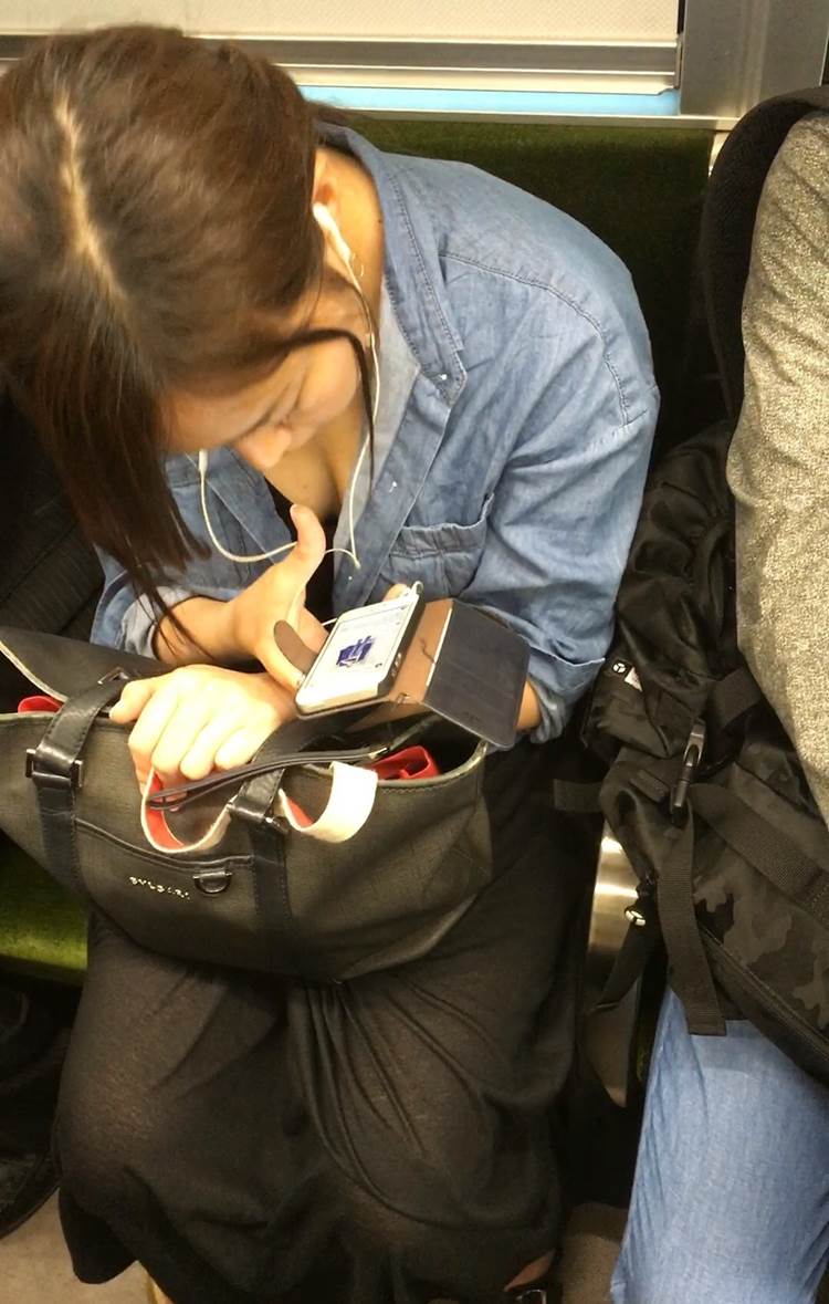 素人_電車_胸_谷間_盗撮_エロ画像05