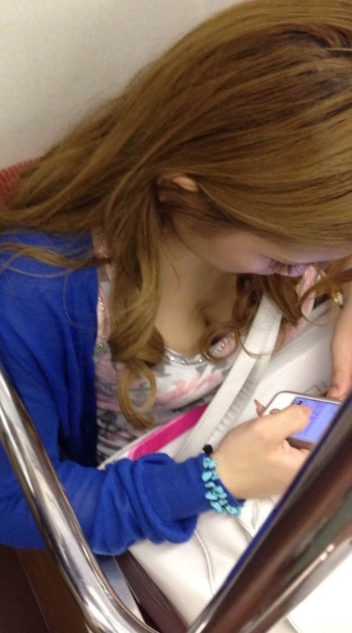 素人_電車_胸_谷間_盗撮_エロ画像11