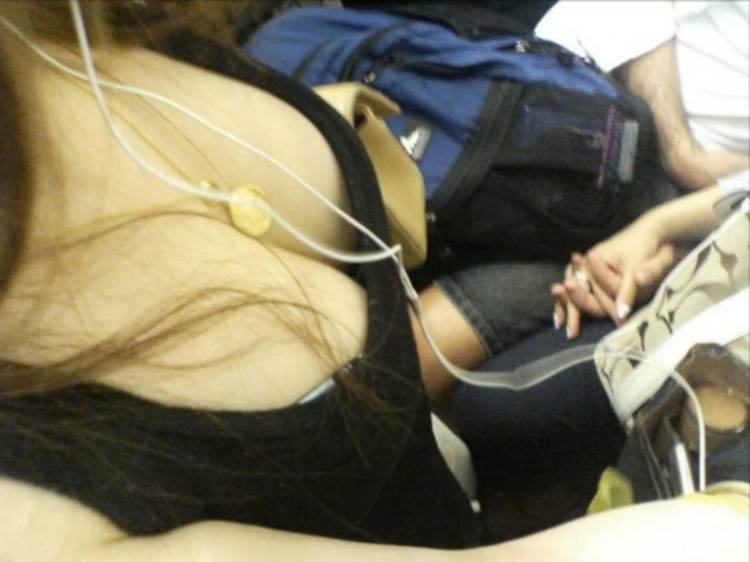 素人_電車_胸_谷間_盗撮_エロ画像20