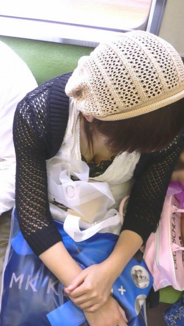 素人_電車_胸_谷間_盗撮_エロ画像03