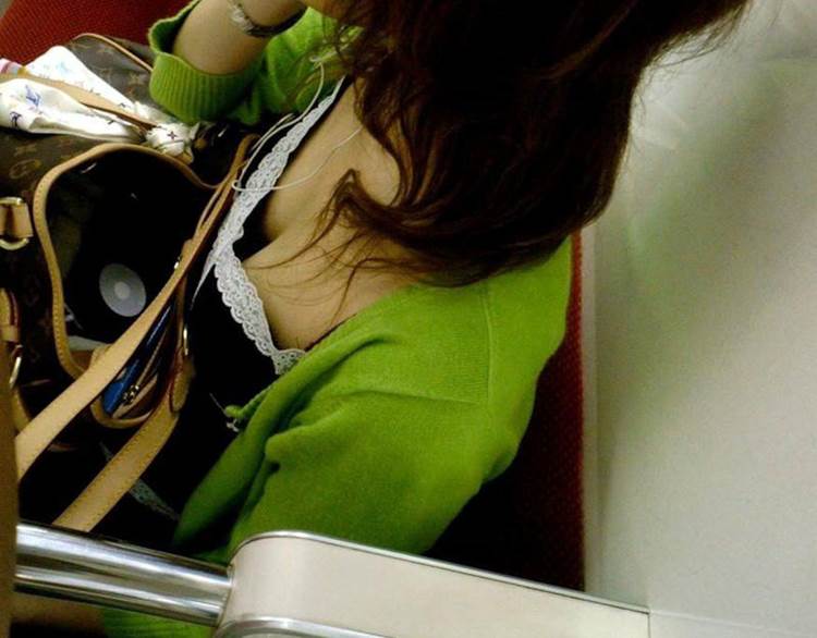 胸チラ_盗撮_エロ画像04